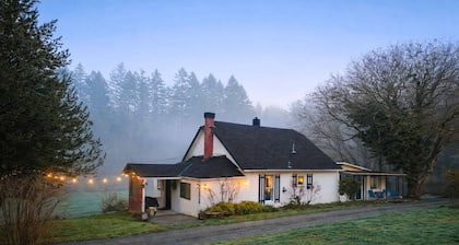 100 year old Farm Cottage. Minutes from the beach!