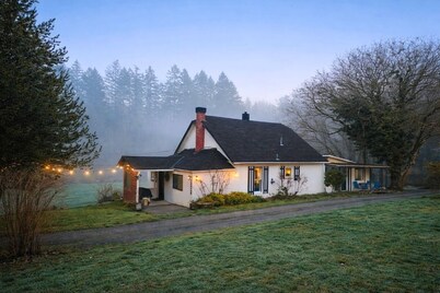 100 year old Farm Cottage. Minutes from the beach!