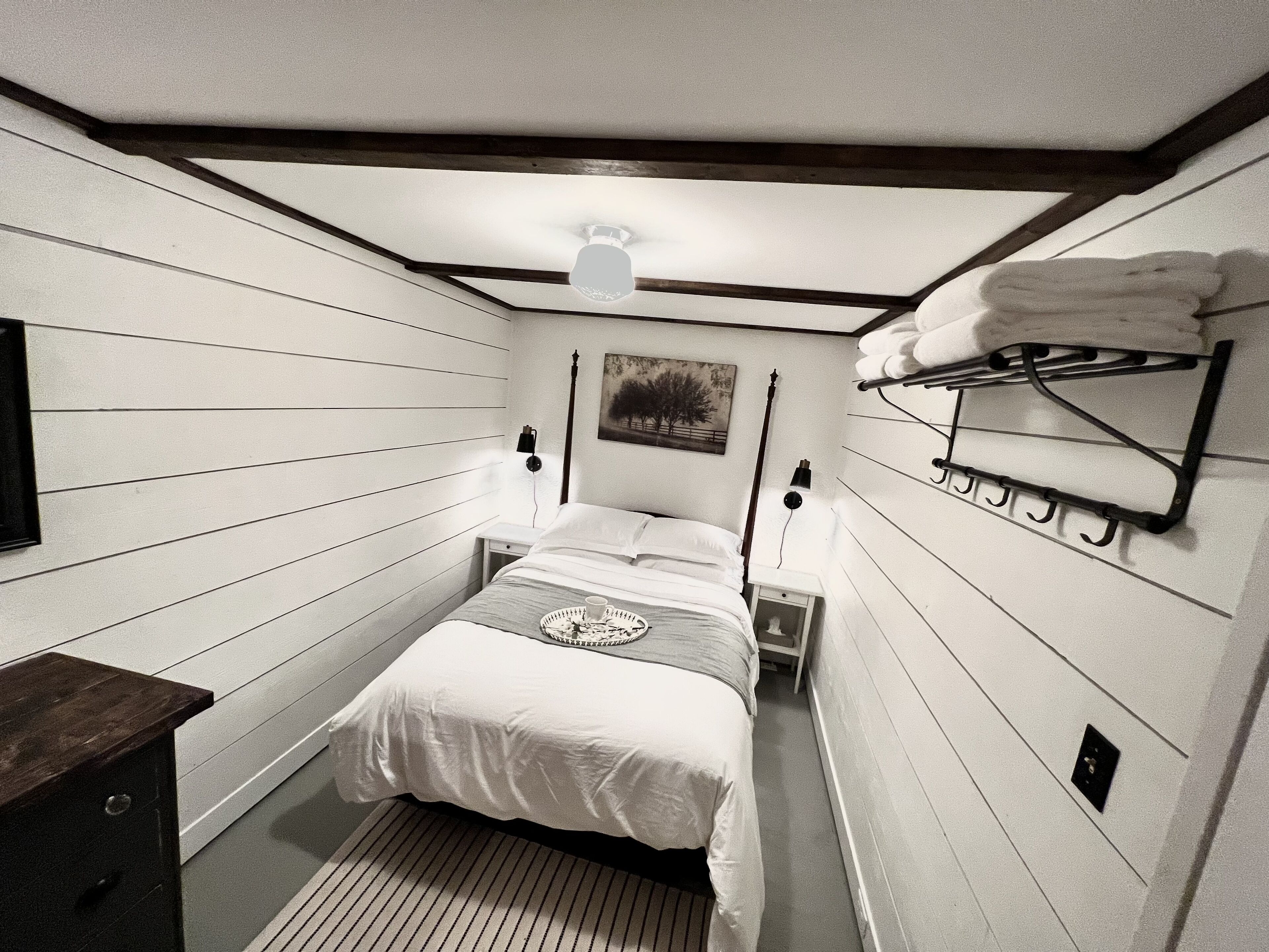 3 chambres, bureau, fer et planche à repasser, lit de bébé portatif