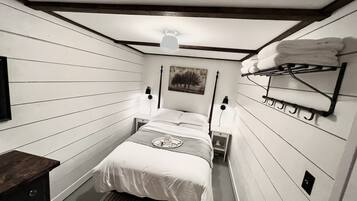 3 bedrooms, desk, iron/ironing board, travel crib