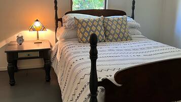 3 chambres, bureau, fer et planche à repasser, lit de bébé portatif