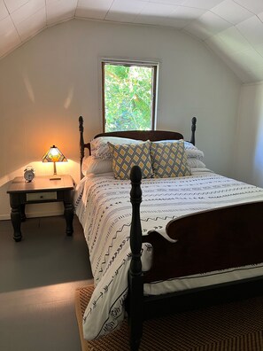 3 habitaciones, escritorio y tabla de planchar con plancha 