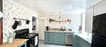 100 year old Farm Cottage. Minutes from the beach!