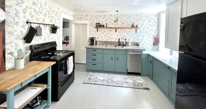 100 year old Farm Cottage. Minutes from the beach!