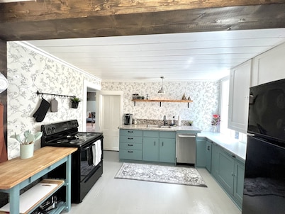 100 year old Farm Cottage. Minutes from the beach!