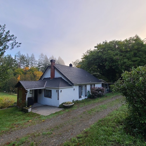 100 year old Farm Cottage. Minutes from the beach!