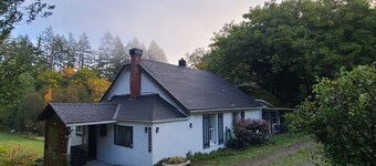 100 year old Farm Cottage. Minutes from the beach!