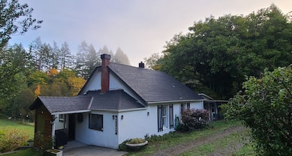 100 year old Farm Cottage. Minutes from the beach!