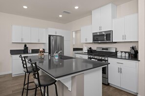 冰箱、微波炉、烤箱、炉灶