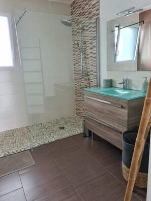 Dusche, Haartrockner, Handtücher, Seife
