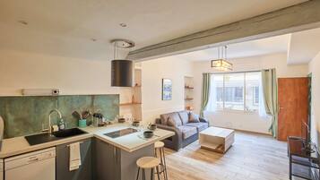 Fridge, microwave, stovetop, dishwasher