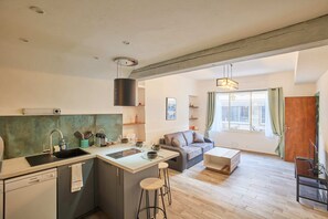 Réfrigérateur, micro-ondes, plaque de cuisson, lave-vaisselle