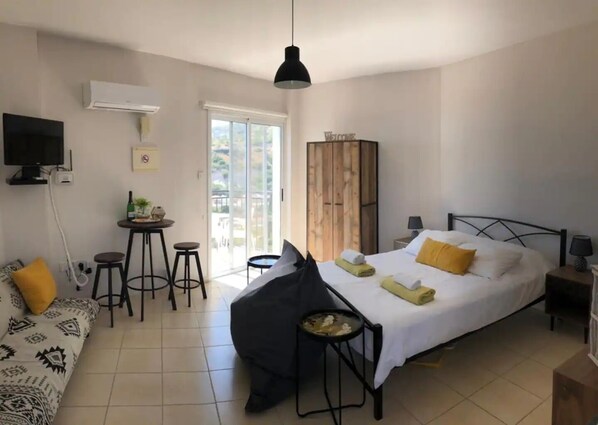 1 chambre, coffre-fort, fer et planche à repasser