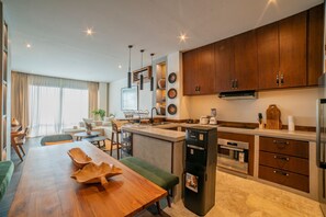 Una cocina moderna con armarios de madera, horno empotrado y refrigerador.