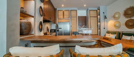 Een 42-inch flatscreentelevisie met kabelzenders en een televisie