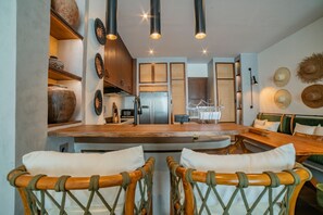 42-inch flat-screen TV with cable channels, TV - Apartment Seabreeze 1 (Canggu)