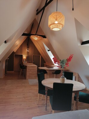 Dining - Mill, pond, 20 min from the sea, ideal for a family of 4 to 6 people.  (Plounéventer)