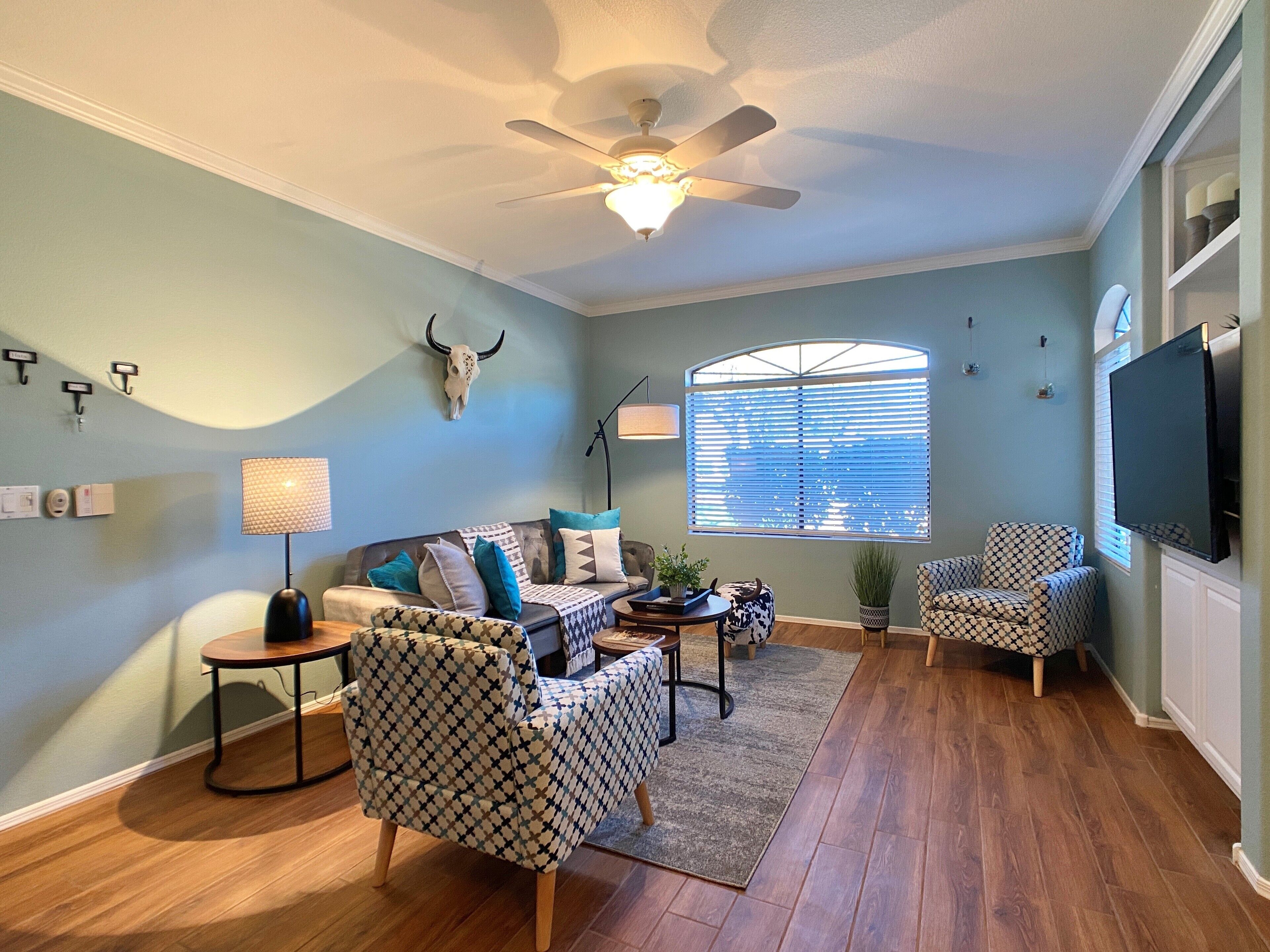 Relax with King Bed, Next to Pool & Hot Tub, No Stairs