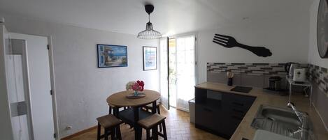 Kylskåp, mikrovågsugn, ugn och spishäll