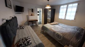 1 habitación, escritorio, tabla de planchar con plancha y wifi gratis