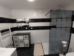 Douche, sèche-cheveux, serviettes fournies, savon
