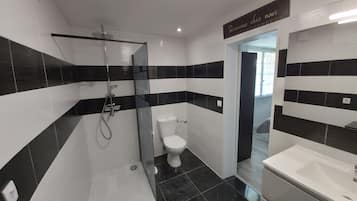 Een douche, een haardroger, handdoeken, zeep