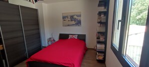 4 bedrooms, iron/ironing board, free WiFi, bed sheets - air-conditioned house in the countryside with swimming pool (Mirabeau)