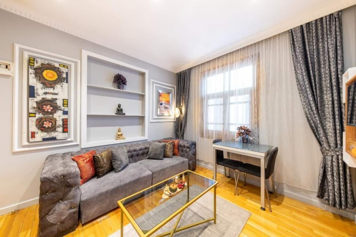 Neljän hengen perhehuone, 1 makuuhuone | Ylelliset vuodevaatteet, yksilöllisesti kalustettu, työpöytä