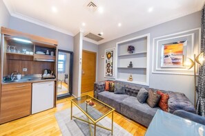 Habitación cuádruple familiar, 1 habitación | Ropa de cama de alta calidad, muebles diferentes y escritorio 