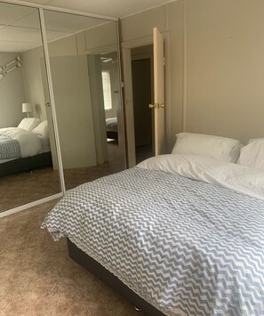 2 bedrooms, iron/ironing board, WiFi