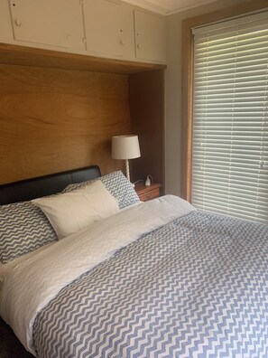 2 bedrooms, iron/ironing board, WiFi