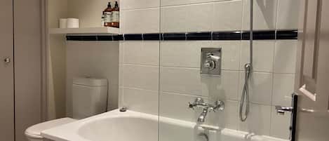 Ensemble douche/baignoire, sĂšche-cheveux, serviettes fournies, savon