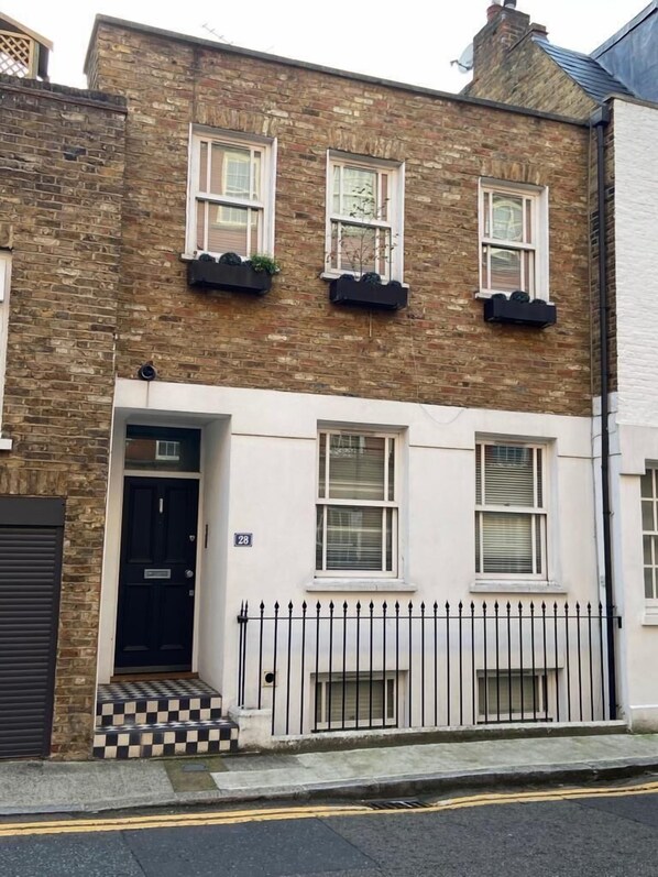 Exterior - Chelsea house with shops, museums and great transport links on your doorstep (London)