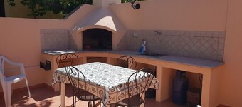 villa with garden and parking near the Cinta