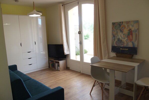 TV - Charming studio: quietness next to Monpellier attractivity. (GRABELS)