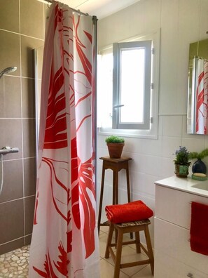 Douche, serviettes fournies, savon, papier de toilette