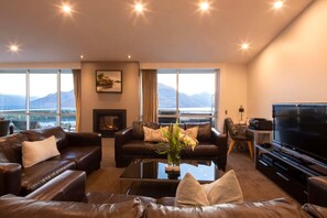 TV, fireplace, books - Alpen View Villa | Short walk to town (Queenstown)