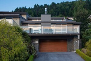Exterior - Alpen View Villa | Short walk to town (Queenstown)