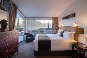 4 bedrooms, desk, iron/ironing board, travel cot - Alpen View Villa | Short walk to town (Queenstown)