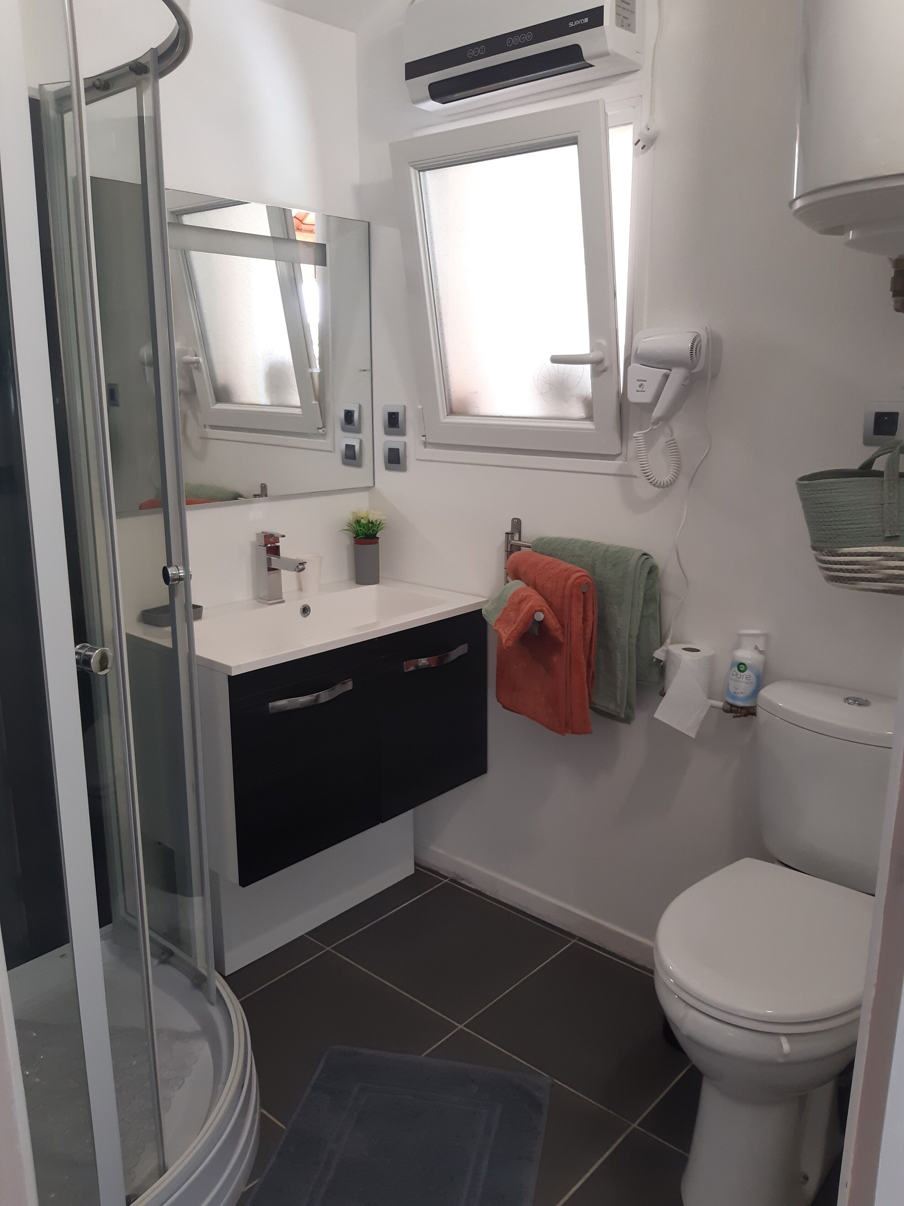 Douche, sèche-cheveux, serviettes fournies, papier toilette