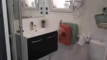 Douche, sĂšche-cheveux, serviettes fournies, papier toilette