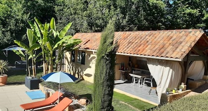 L'annexe, chez le propriétaire, indépendant, calme, reposant et verdoyant.<br>