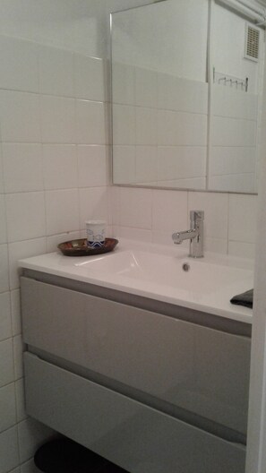 Douche, sĂšche-cheveux, papier toilette