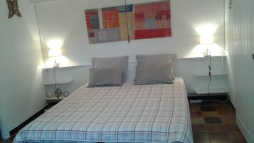 1 slaapkamer, een strijkplank/strijkijzer, gratis wifi