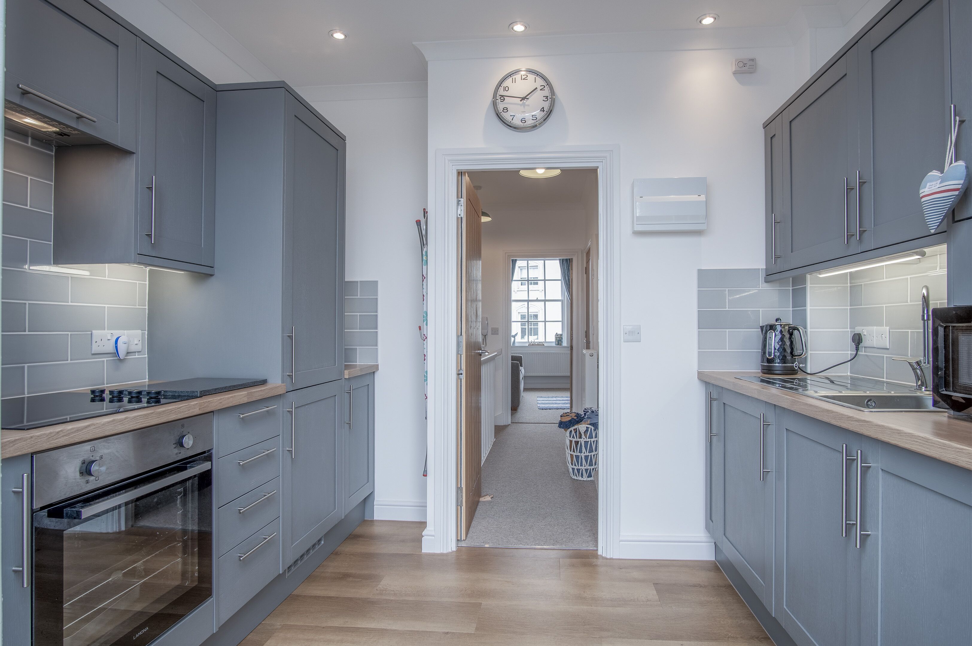 Full-size fridge, microwave, oven, stovetop