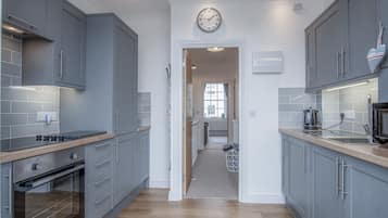 Full-size fridge, microwave, oven, stovetop