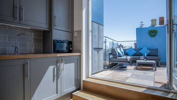 Full-sized fridge, microwave, oven, stovetop