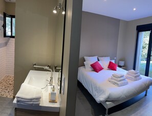 3 bedrooms, in-room safe, desk, iron/ironing board