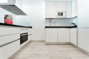 Een koelkast, een magnetron, een oven, een kookplaat