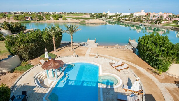 Outdoor pool, pool umbrellas, sun loungers - Stunning Golf Villa in El Gouna (El Gouna)